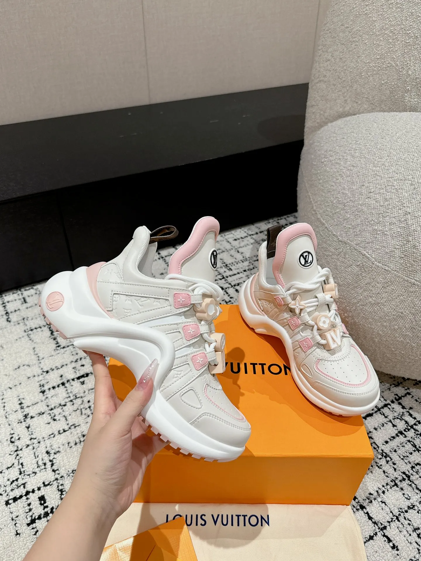 👟👟Ex-factory price 720👟👟 Top version Louis Vuiton·Louis Vuitton 24/ New Chinese Valentine's Day limited edition LV Archlight series arch sole dad shoes casual thick-soled lace-up sneakers Top version 🔝Buy the original version, develop and make goods👍🏻 This LV dad shoe features an eye-catching wavy sole and large tongue. It is equipped with a sporty super-elastic running shoe style rubber outsole, which is very eye-catching. It is also combined with a soft and elastic upper made of a variety of high-tech fabrics, making the upper foot comfortable and soft! ...